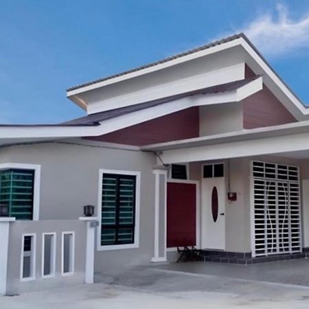 Aina Guest House Kota Bharu Esterno foto